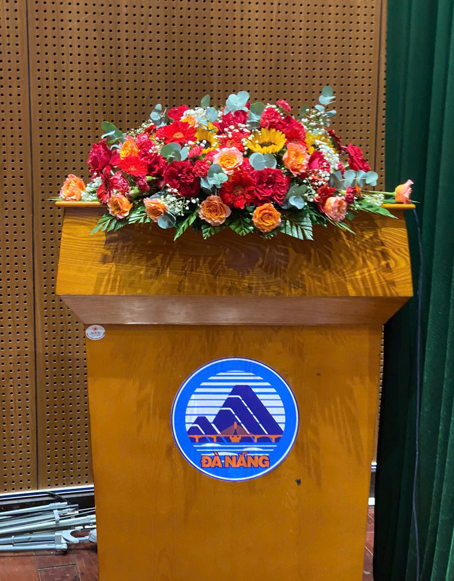 hoa-tiec-su-kien-mau-moi-2025-2