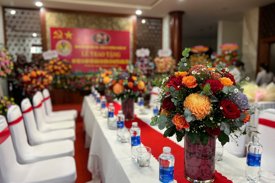 hoa-tiec-su-kien-mau-moi-2025-29