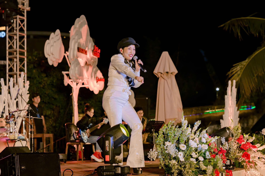 hoa-tiec-su-kien-mau-moi-2025-37