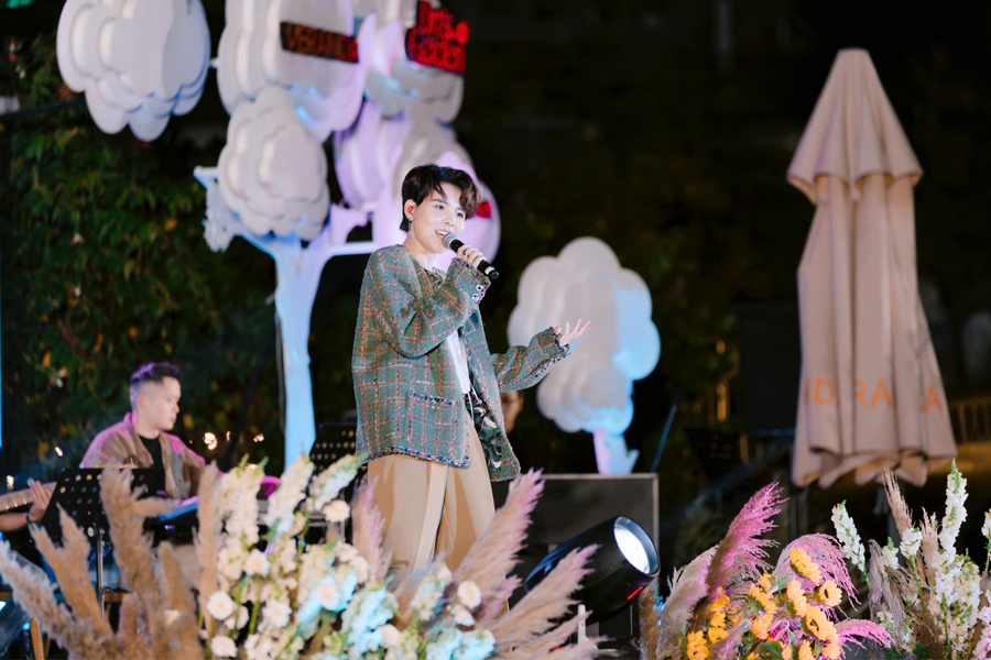 hoa-tiec-su-kien-mau-moi-2025-38